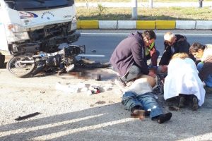 Kamyonla &ccedil;arpışan motosiklet s&uuml;r&uuml;c&uuml;s&uuml; &ouml;ld&uuml;