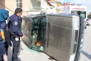 S&uuml;r&uuml;c&uuml;y&uuml; yan yatan otomobilden itfaiye &ccedil;ıkardı