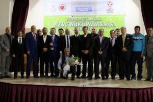 Futbolun efsane isimleri h&uuml;k&uuml;ml&uuml;lerle buluştu