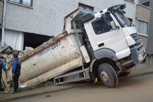Hafriyat kamyonu evin duvarını yıktı