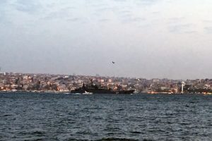 Rus savaş gemisi Boğaz'dan ge&ccedil;ti