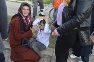 Bursa'da kafasını levhaya &ccedil;arpan &ccedil;ocuk yaralandı