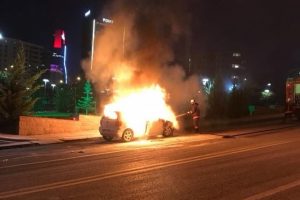 Gece yarısı alev alev yandı!