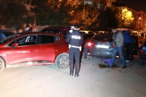 Alkoll&uuml; s&uuml;r&uuml;c&uuml; polis aracına &ccedil;arptı