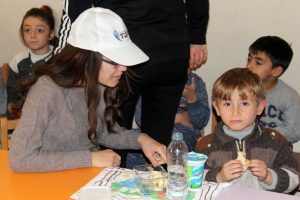 &Uuml;niversite &ouml;ğrencileri okumaya yazma bilmeyen kadınlara &ouml;ğretmenlik yapacak