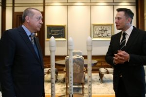 Musk K&uuml;lliye'ye onlarla geldi!