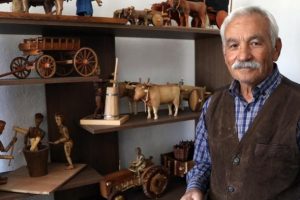 Torunları i&ccedil;in yaptığı ahşap oyuncaklar hobisi oldu