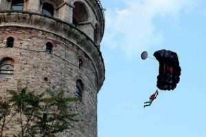 385 yıl sonra bir ilk! Galata Kulesi'nden atladı
