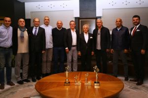 Veteran basketbolcular başarılarını Bursa Nil&uuml;fer Belediye Başkanı Bozbey ile paylaştı