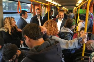 Bursa B&uuml;y&uuml;kşehir Belediye Başkanı Aktaş sorunları metroda dinledi