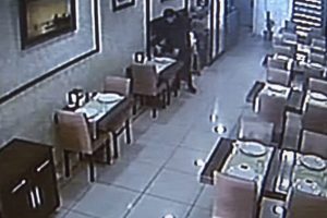 M&uuml;şteri gibi girdi, &ccedil;alışanın montunu alıp gitti