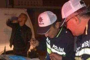 Alkol cezası kesilirken i&ccedil;meye devam etti