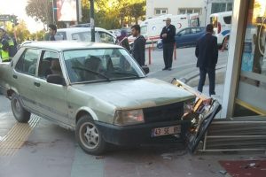 Otomobil yayaların arasına b&ouml;yle daldı