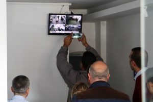 'Şişme kadın' &ccedil;ıkınca g&ouml;revlinin telefonunu gasp edip ka&ccedil;tı