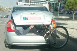 Bisikletle birlikte otomobilin bagajına bindi