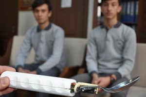 &Ouml;ğrenciler i&ccedil;indekilerin d&ouml;k&uuml;lmediği kaşık tasarladı
