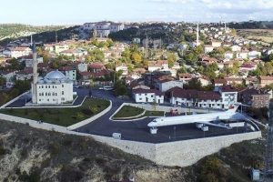 U&ccedil;ağı mahallenin ortasında park ettiler