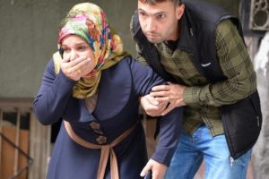 &Ccedil;ocuklarının g&ouml;zleri &ouml;n&uuml;nde 6'ncı kattan d&uuml;şt&uuml;