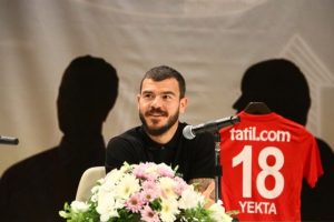 Yekta: "Arkadaşlarım tatil yaparken..."