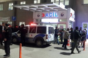 Hastane &ouml;n&uuml;nde bı&ccedil;aklı kavga: 5 yaralı