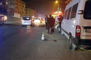Kavga eden grubu ayırmak isterken bı&ccedil;aklandı