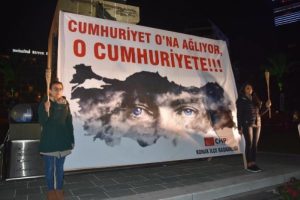 İzmir'de Ata'ya saygı n&ouml;beti