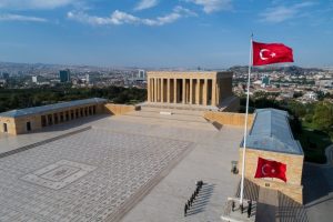 Bayrağın g&ouml;nderden hi&ccedil; inmediği yer: Anıtkabir