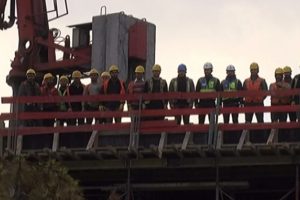 Ata'ya metrelerce y&uuml;kseklikte saygı duruşu