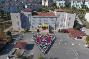 Bursa'da 613 &ouml;ğrenci, kalp fig&uuml;r&uuml; oluşturarak Atat&uuml;rk'&uuml; andı