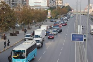 9'u 5 ge&ccedil;e E-5'te trafik durdu