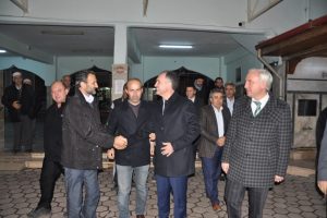 Bursa İneg&ouml;l'&uuml;n yeni başkanı İshakpaşa T&uuml;rbesi'nde dua ederek g&ouml;reve başladı