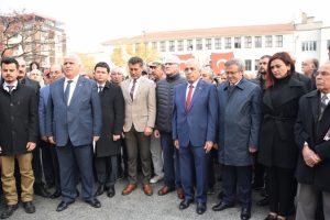 Cumhuriyet Halk Partisi Bursa İl Başkanlığı'ndan Atat&uuml;rk Anıtı &ouml;n&uuml;nde t&ouml;ren