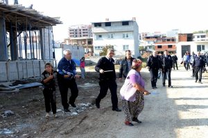 Bursa'da başıboş at ve ka&ccedil;ak baraka sahipleri zabıta ve polise bı&ccedil;akla direndi
