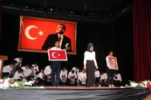 Batman'da Atat&uuml;rk i&ccedil;in K&uuml;rt&ccedil;e ağıt