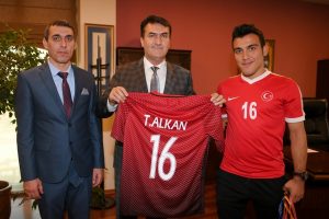 Bursa'da işitme engelli milli futbolcudan D&uuml;ndar'a ziyaret