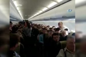 U&ccedil;akta yolculardan Ata'ya saygı duruşu
