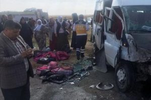&Ouml;ğrenci servis aracı devrildi!