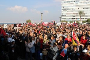İzmir'de binler "Ata'ya Saygı Y&uuml;r&uuml;y&uuml;ş&uuml;"nde