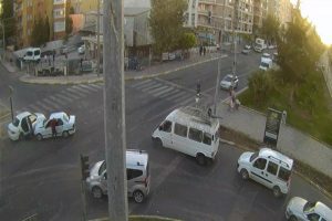Kırmızı ışık ihlali yapan s&uuml;r&uuml;c&uuml;y&uuml; yumrukladı