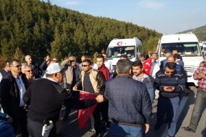 Servis şof&ouml;rleri yolu trafiğe kapattı