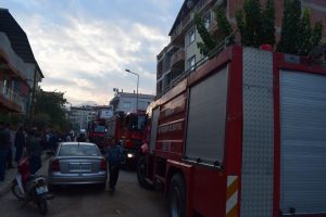4 katlı binada &ccedil;ıkan yangın korkuttu