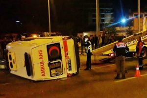 Ambulansla otomobil &ccedil;arpıştı: 6 yaralı