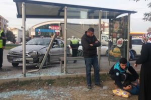Bursa'da otomobil otobüs durağına daldı! Yaralılar var