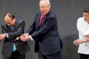 Trump el sıkışma töreninde şoke oldu!