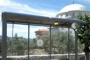Isınmak isteyen yolcular otob&uuml;s durağını yaktı!