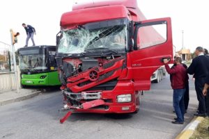 Tır ile halk otobüsü çarpıştı: 10 yaralı