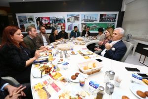 Bursa Nilüfer Belediye Başkanı Bozbey öğle yemeğinde personeli ağırladı