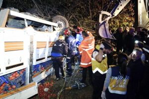Bursa'da kamyon traktöre çarptı: 1 ölü, 1 yaralı