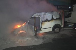 Alev alev yanan aracın sürücüsü kendisini son anda dışarı attı!
