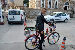 Bursa'da bisikletiyle gittiği her yerde hayat dersi veriyor